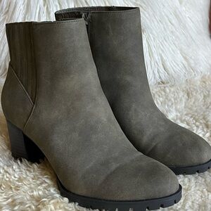 Kelly and Katie Ankle Boots Olive Green Size: 6 1/2 Pre-Owned Excellent Cont.